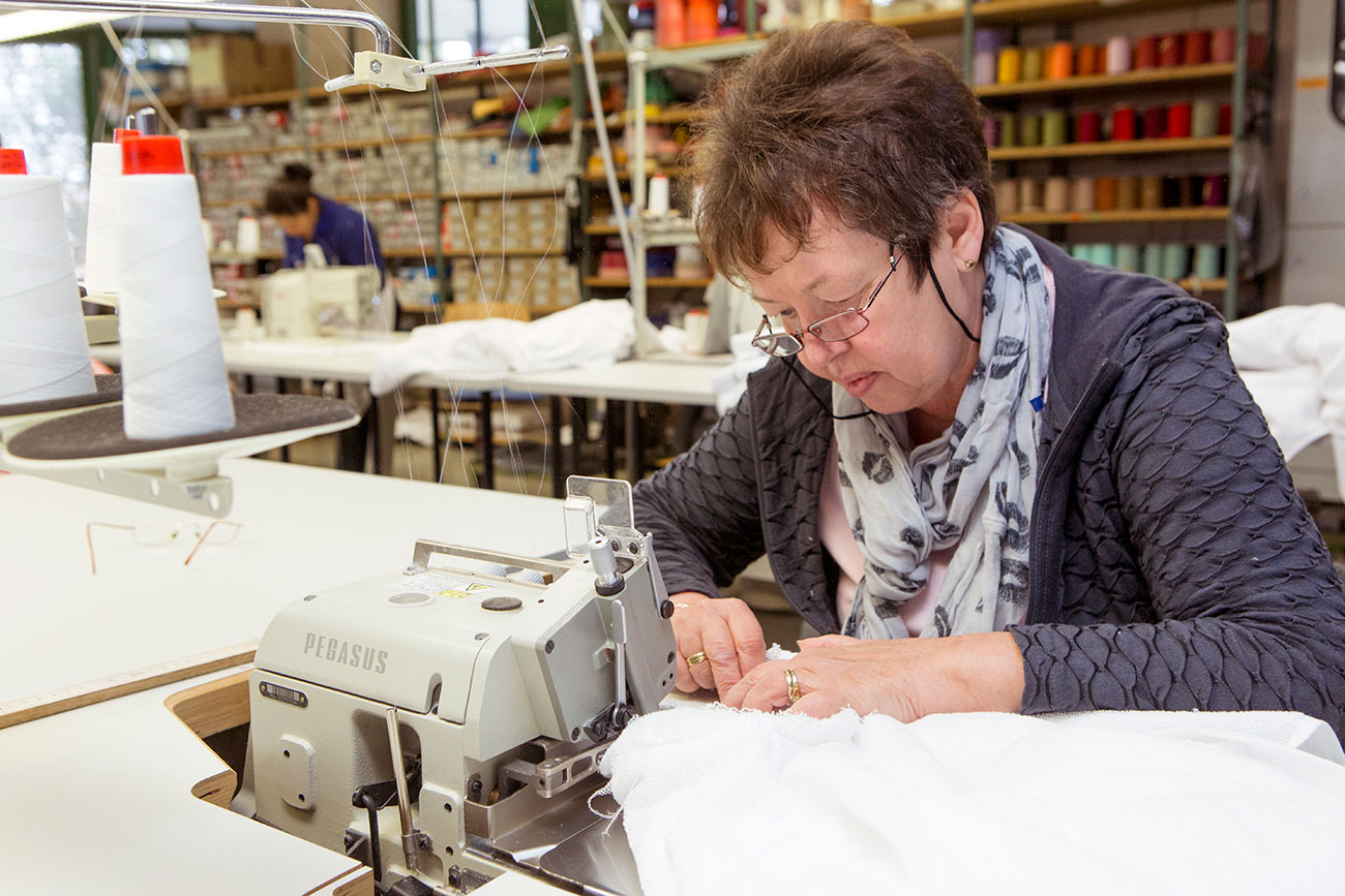 An der Overlock-Nähmaschine