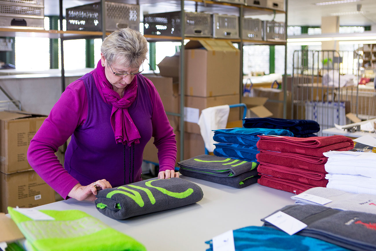 Falten und Legen des Duschtuchs