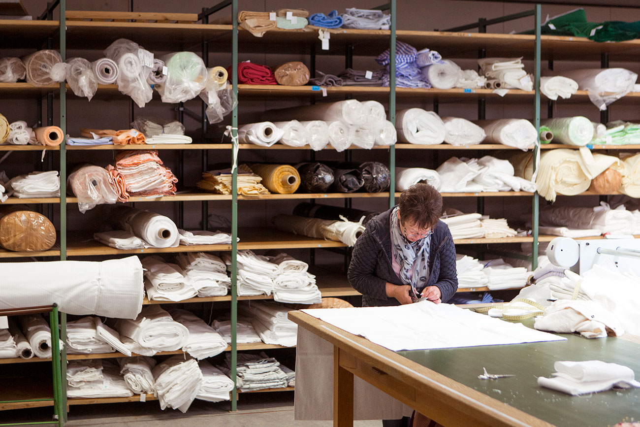 Zuschneiden des Stoffes