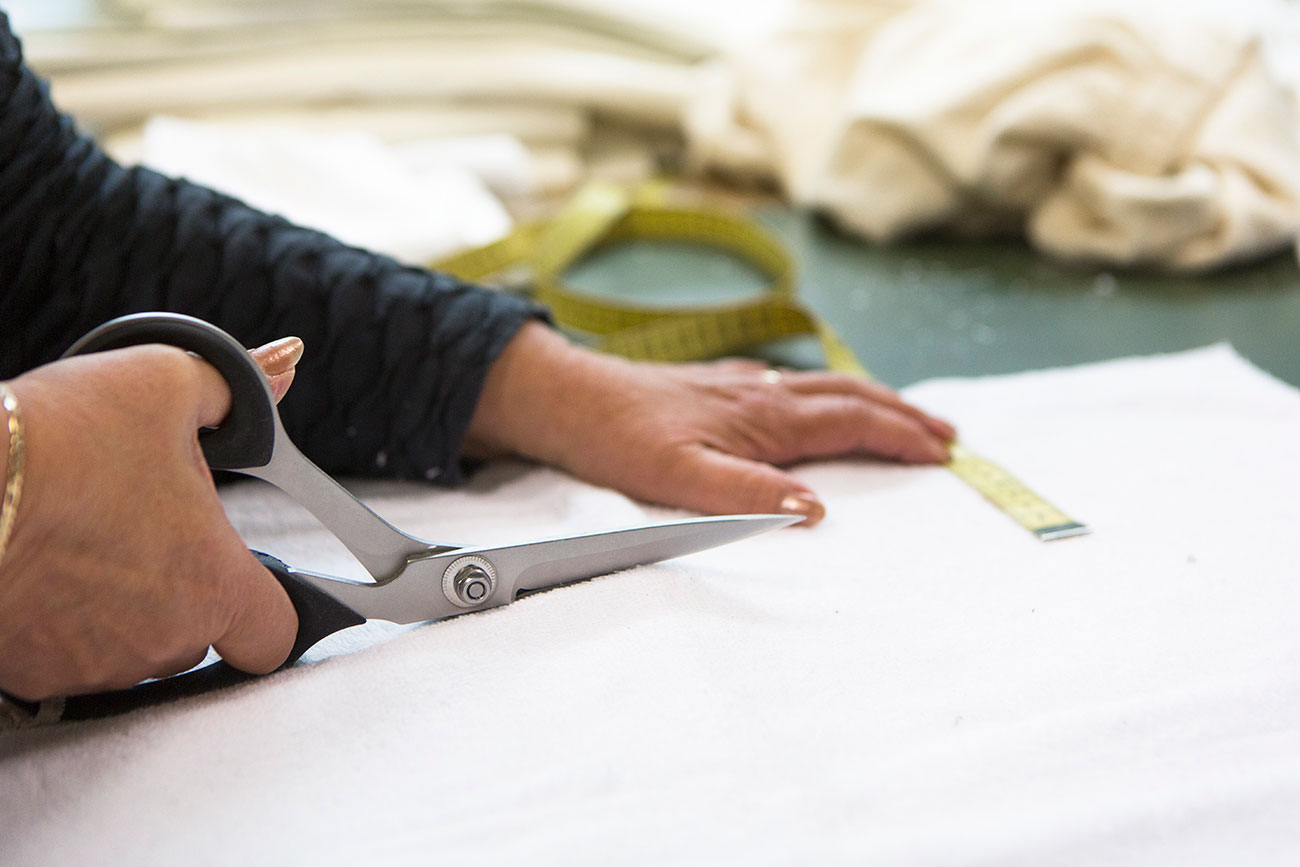 Zuschneiden des Stoffes Detail